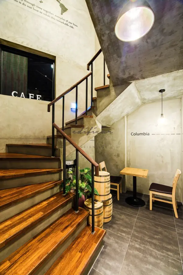 빈티지 인더스트리얼 감성의 카페 계단 인테리어